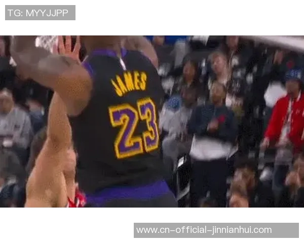 不忍直视！湖人候补又演“灾难片”，三将合砍2分 球迷：送走！